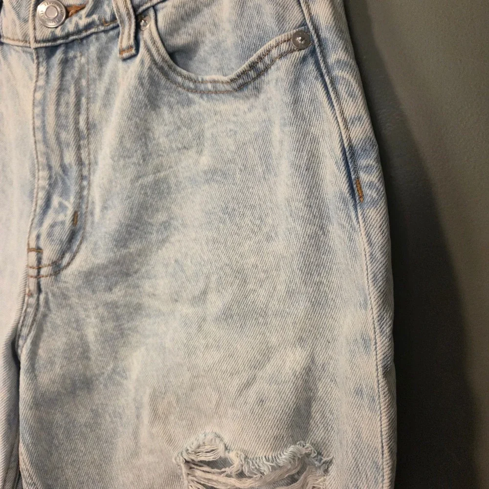 Aeropostale Women's Mom Jean Size 6 Distressed Tapered Leg Light Acid Wash Denim - Picture 5 of 9